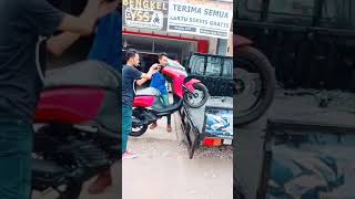 Tik tok proses penurunan yamaha lexi dari mobil