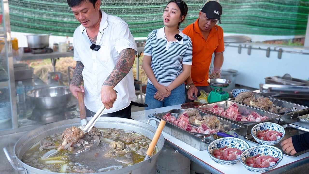 Rẻ ngon cơm cá kho chảo nước dừa, phở bò tơ, quầy bánh đúc dĩa tràn ngập topping khách tấp nập