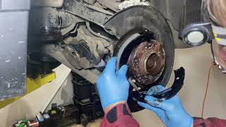 видео: BMW X1 E84 Замена тормозных  колодок ручника и его регулировка. картинка: BMW X1 E84 Замена тормозных  колодок ручника и его регулировка.