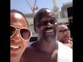 شاهد مغني الراب المشهور  يؤدي العمرة في الحرم المكي