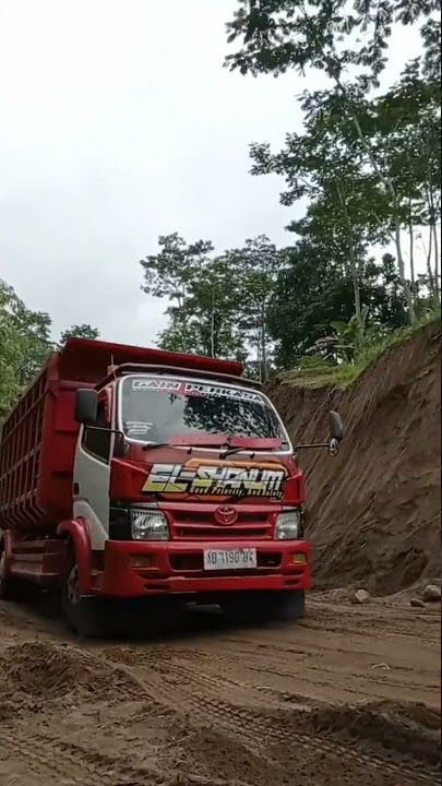 KEKUATAN TRUK DAM TOYOTA DYNA DI JALAN TANAH LEMBAB DENGAN MUATAN FULL