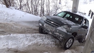видео: Нива, Шеви Нива, Suzuki Vitara по глубокому снегу. Часть 2. Или Тест шин на ледяной горке. картинка: Нива, Шеви Нива, Suzuki Vitara по глубокому снегу. Часть 2. Или Тест шин на ледяной горке.