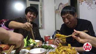 东北大龙419：媳妇下厨做美食，家常拔丝地瓜，这丝拔的太有水平了