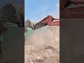 देखिए किस तरह से दो तला घर को तोड़ा जा रहा है