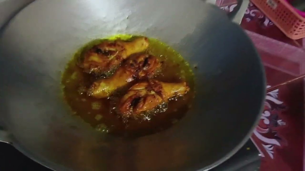 MENGGORENG AYAM UNTUK MENU MAKAN MALAM BERSAMA KELUARGA 