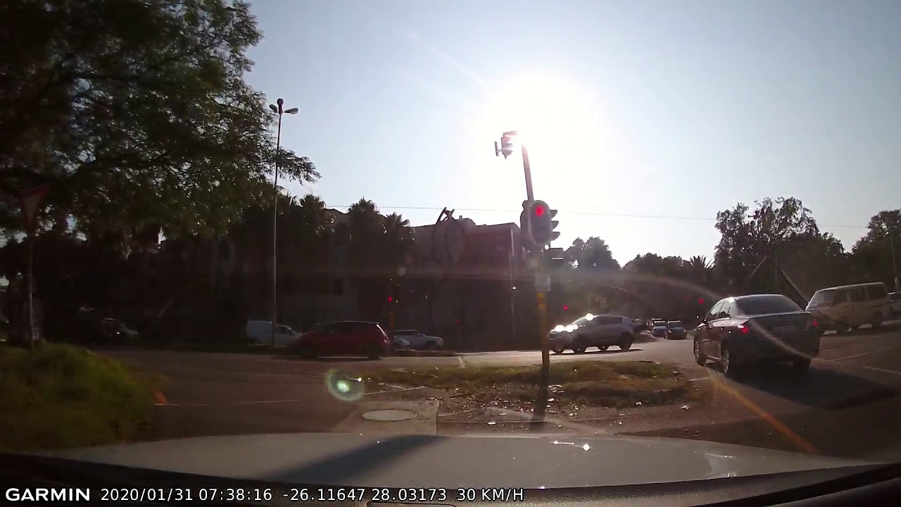 Driver Ignores Red Traffic Light - YouTube
