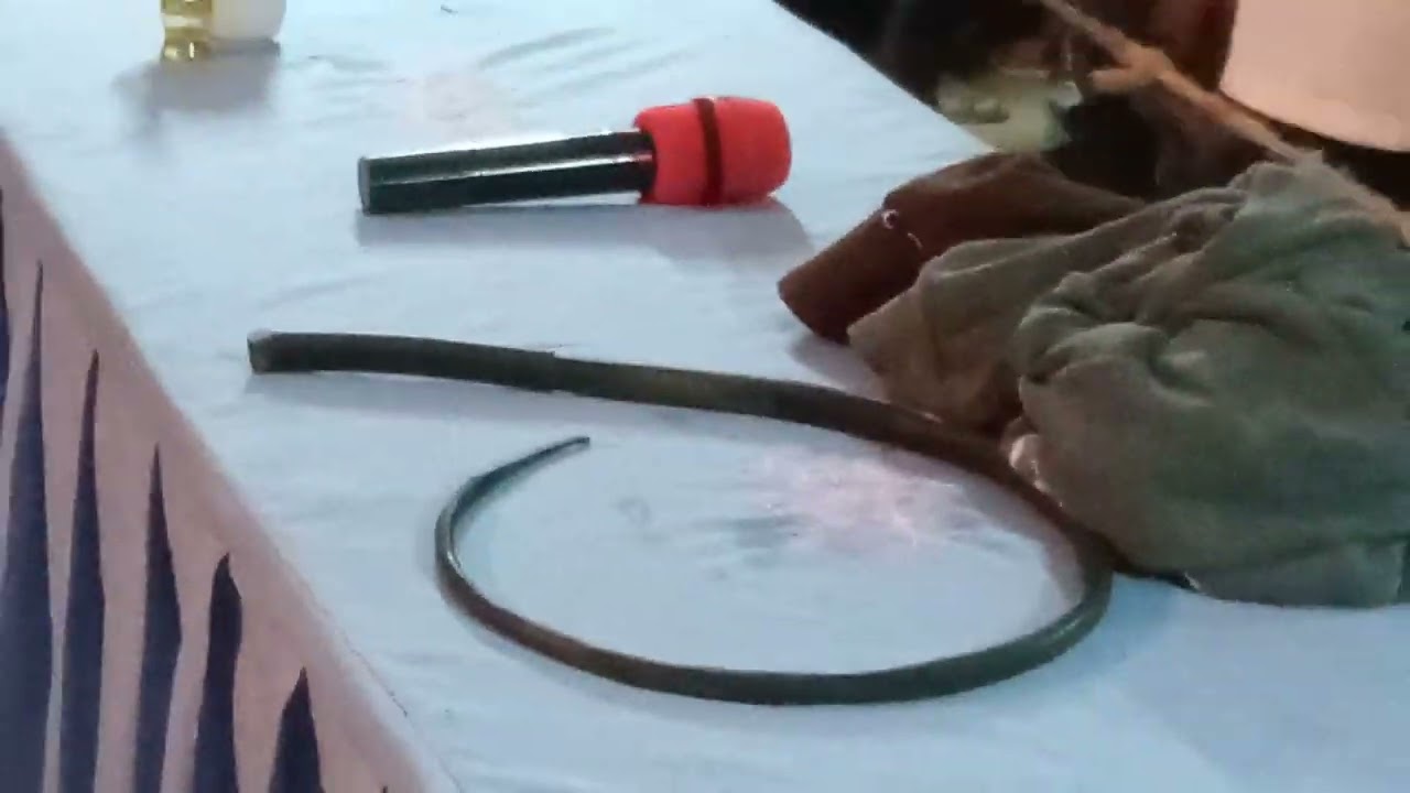 CROSS OVER PART 1....AFTER KATOMBI WE HAVE APOSTLE MATUNDU UNIQUE GUITAR PLAYING STAR IN KAMBA LAND.