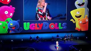 Kelly Clarkson Performs \\