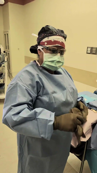 How do Surgeons put on their gloves? #shorts
