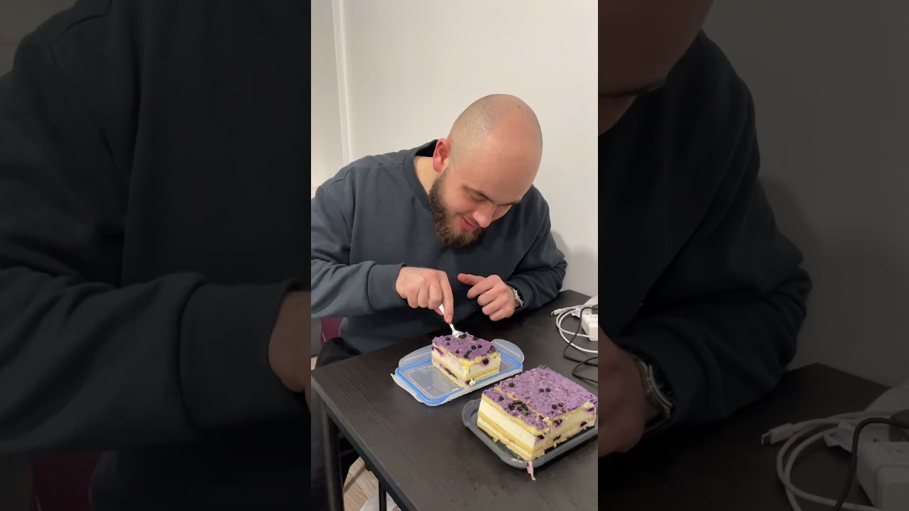 Why is BRO taking MY BLUEBERRY CAKE?🥲 Почему БРО забирает МОЙ ЧЕРНИЧНЫЙ ТОРТ?🥲