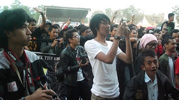 GIGI BAND NGABUBURIT DI LAPANGAN TASIK 2012