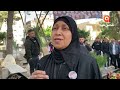 والدة الشهيد محمد العزيزي خلال زيارة قبور الشهداء أول أيام عيد الفطر السعيد