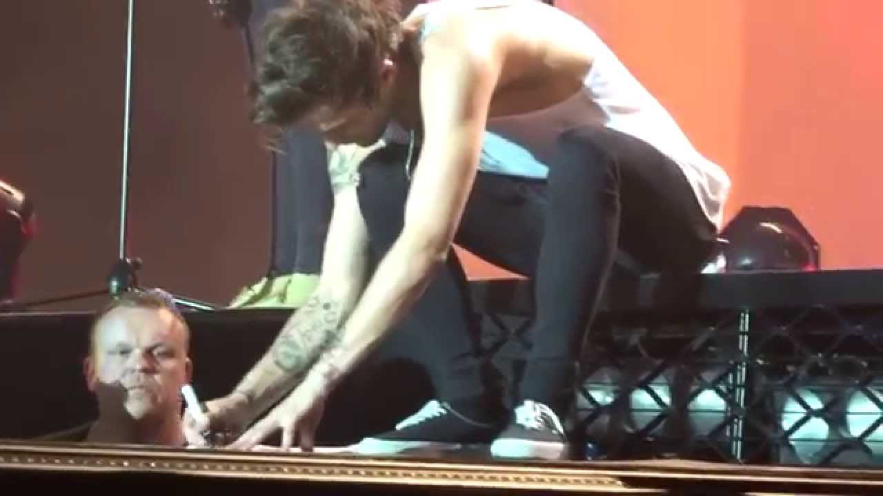 One Direction - WDBHG ( Louis Tomlinson) - OTRA Sheffield, 30.10.2015