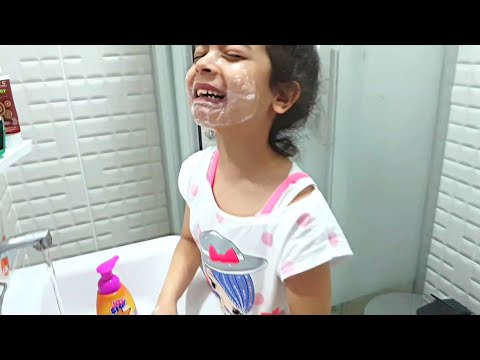 Mira yüzüne Çikolata Bulaştırmış Yüzünü Yıkarken Gözüne Sabun Kaçtı | Çocuk Videosu