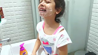 Mira yüzüne Çikolata Bulaştırmış Yüzünü Yıkarken Gözüne Sabun Kaçtı | Çocuk Videosu Resimi