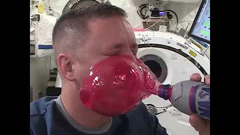 在太空失重狀態下如何喝水？ - 天天要聞