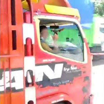 Wanita bawa truk canter!!!keren banget
