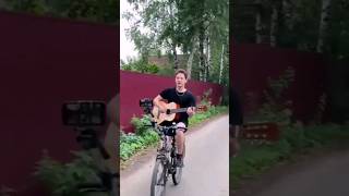 Играет на гитаре, управляя велосипедом! Проект Даниила Рудомётова Музыкальные #эксперименты