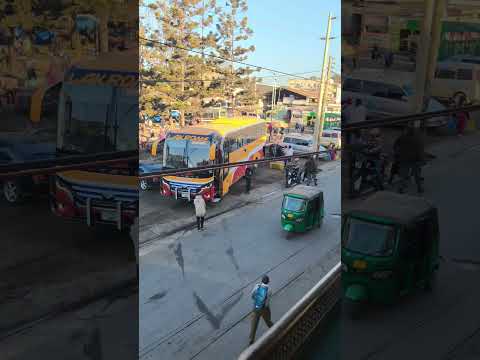 مشاهد من الحياة اليومية للشعب التنزاني مدينة أروشا في تنزانيا السفر و محطة الباصات في الصباح الباكر