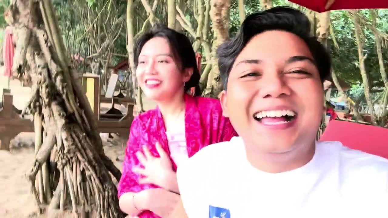 IHIK IHIK DI PANTAI KYONE ASOY HAHAHA