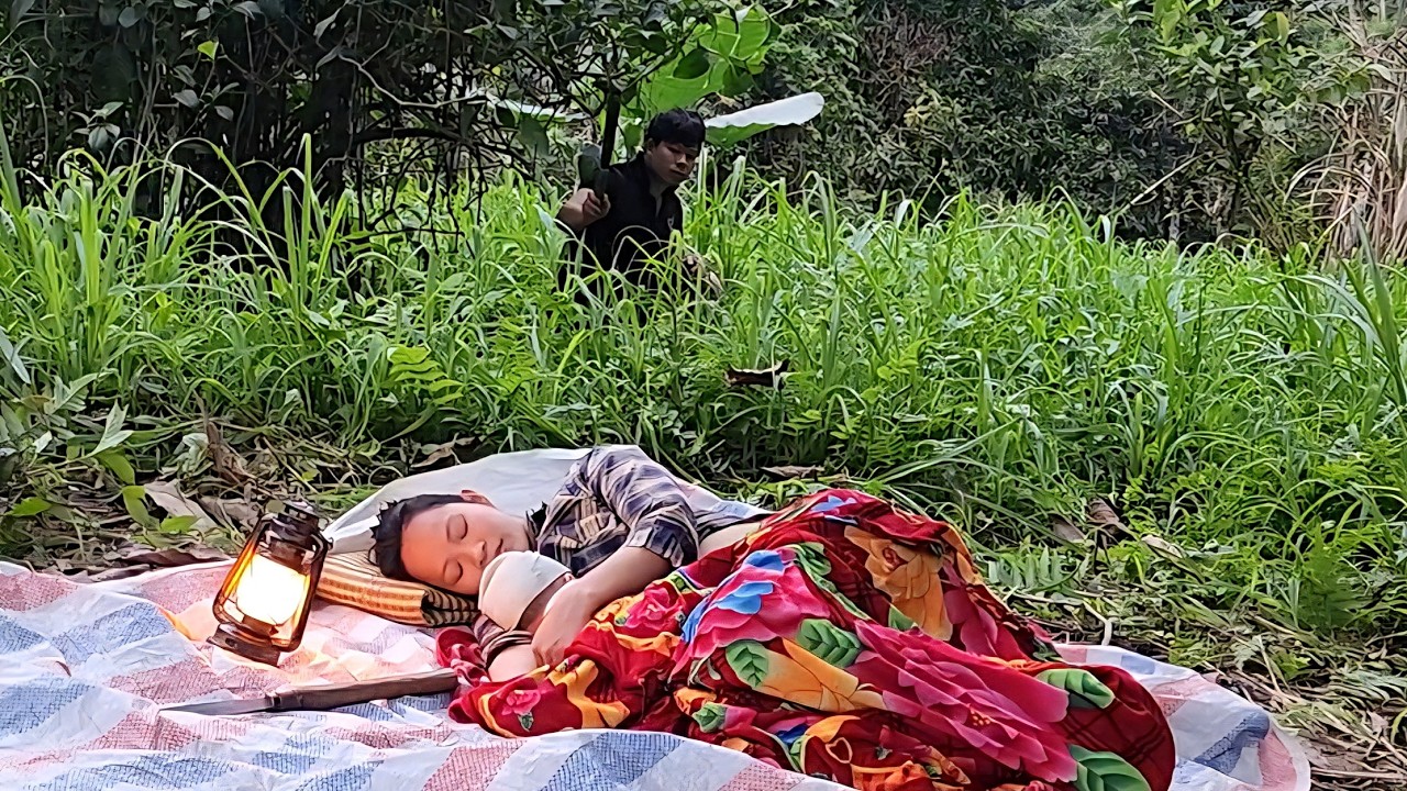 Homeless single mother raises and cares for her child, overcoming countless difficulties.