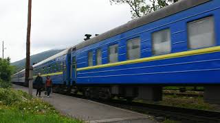 2ТЭ10М-3208 с пассажирским поездом Киев - Рахов отправляется со ст.Ворохта