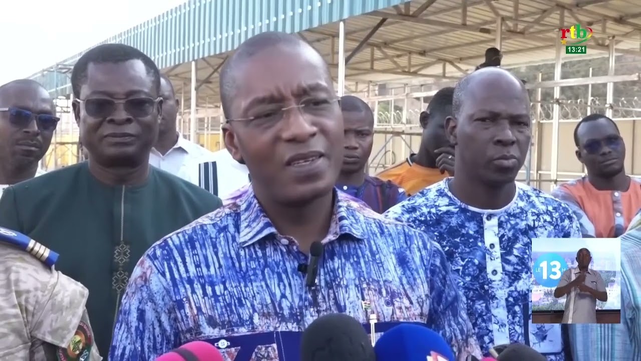 Le ministre en charge du  Commerce sur le site de Faso Yaar pour constater l’évolution des travaux