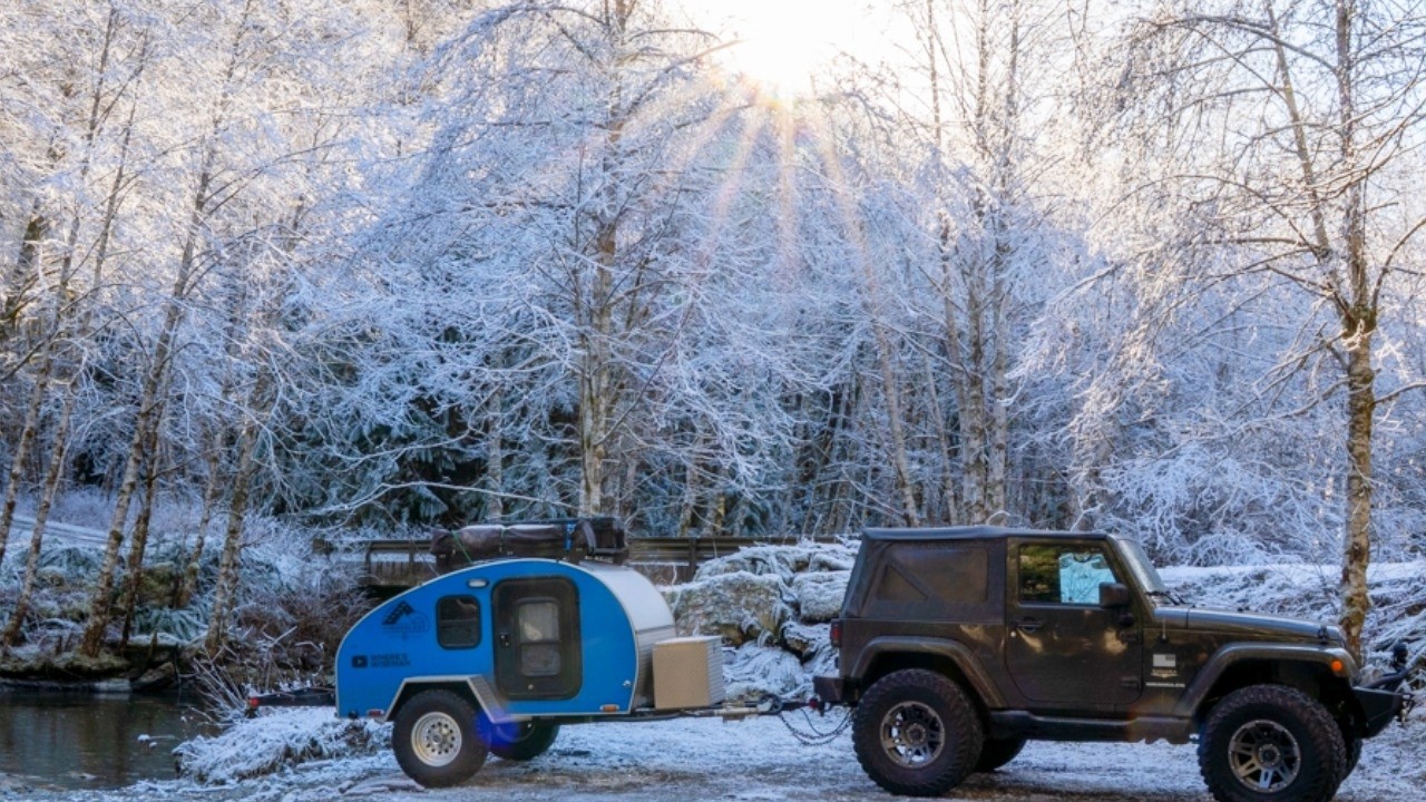 Кемпинг при температуре -7° в отапливаемом прицепе-каплевидной форме