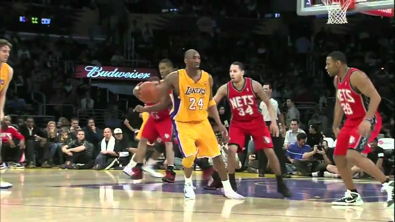 Kobe Bryant loses his shoe [HD]
