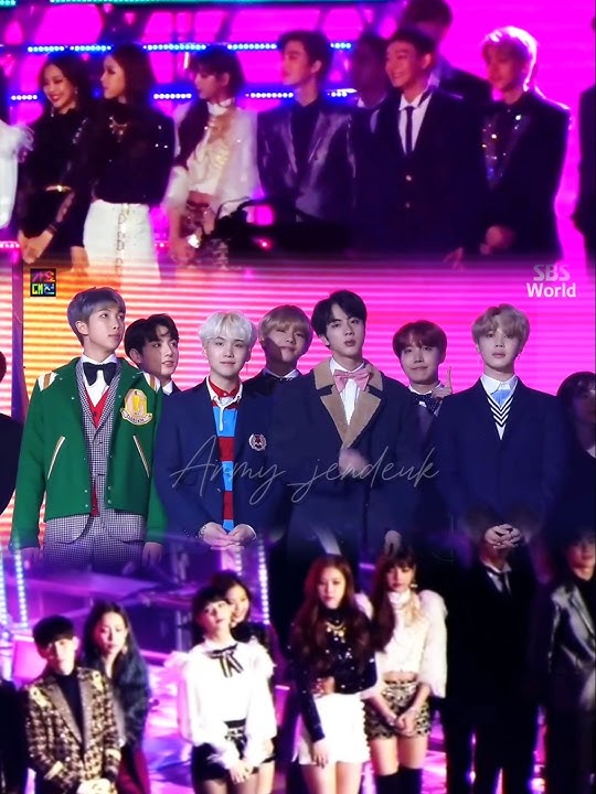BLACKPINK REACTION ON BTS SHOWN IN BIG SCREEN AT SBS GAYO DAEJUN 2017 #BTS #BLACKPINK #BANGPINK