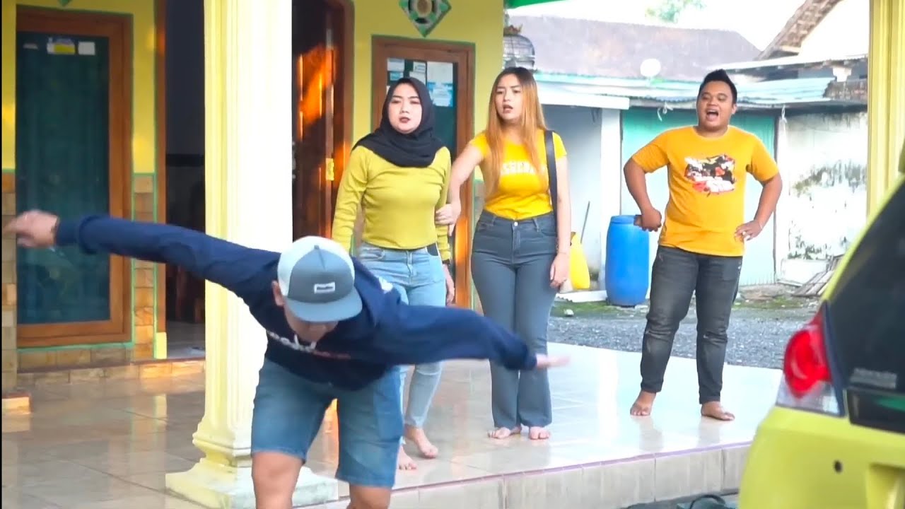 МОЛОДОЙ БОСС ПРИЕЗЖАЕТ В ДОМ К СВОЕЙ ДЕВУШКЕ, НО БРАТ ВЫГНАЛ ЕГО, ПРЕДПОЧИТАЯ МУЖЧИНУ НА МАШИНЕ, ...