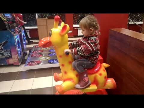 Варя катается на жирафе