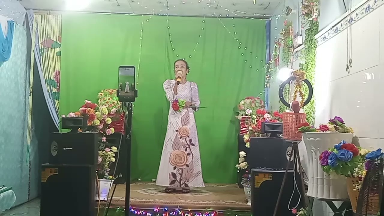 Người  ₫I ngoài  phố.  T b cô  tùng 