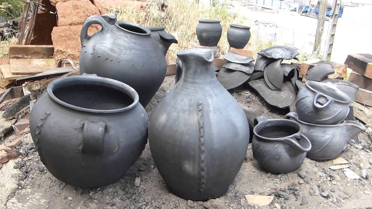 Défournement poterie noire enfumée