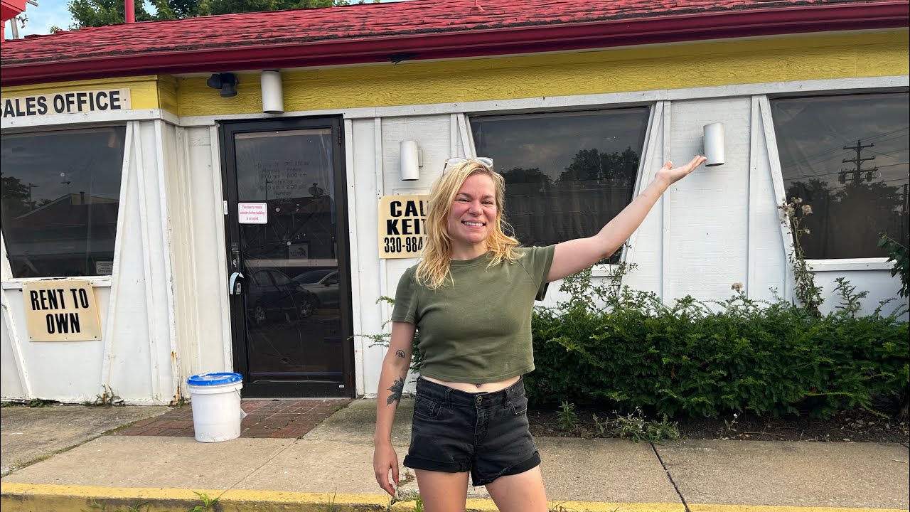 ABANDONED PIZZA HUT disguised as Shed Business & Cash Loans! Youngstown, Ohio 