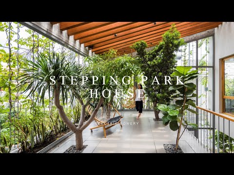 Video: Rumah Vietnam Dengan Pockets of Greenery