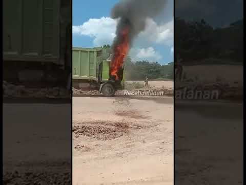 Truk Hino 500 Terbakar Karna Penumpang