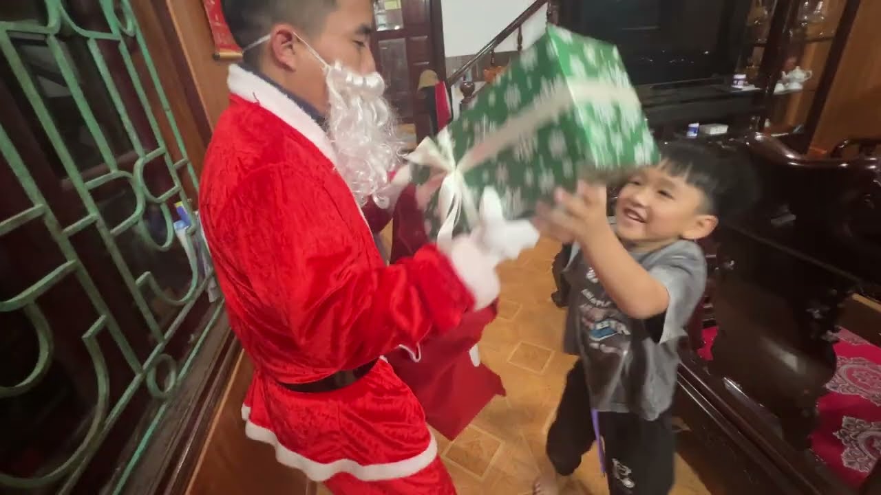 ÔNG GIÀ NOEL TẶNG QUÀ BẤT NGỜ, KHOẢNH KHẮC GIÁNG SINH ẤM ÁP NHẤT 2025 .