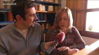 Teje con un telar holandés único en España | Ancha es Castilla-La Mancha
