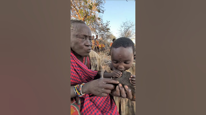 Tribal Mom Blows on Hot Food Before Feeding Her Son ❤️🍲 #africa #villagelife #food #eating #shorts