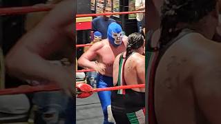 Blue Demon Jr throws vicious right hands #luchalibre