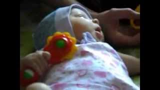 видео Погремушки для новорожденных: когда ребенок начинает держать погремушку в руках (как и какие выбрать)