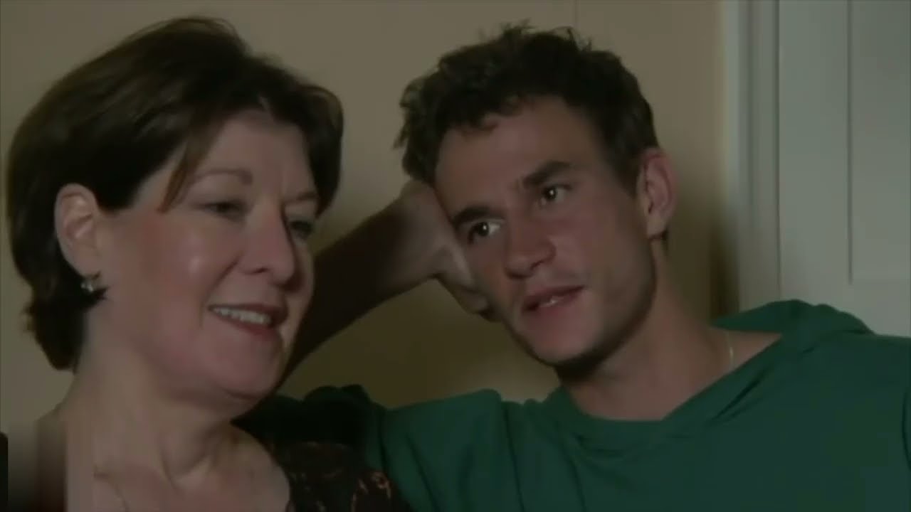 إمرأة ناضجة تقع في علاقة مع صديق ابنها وتسمح له بالإنتقال للعيش معها | ملخص