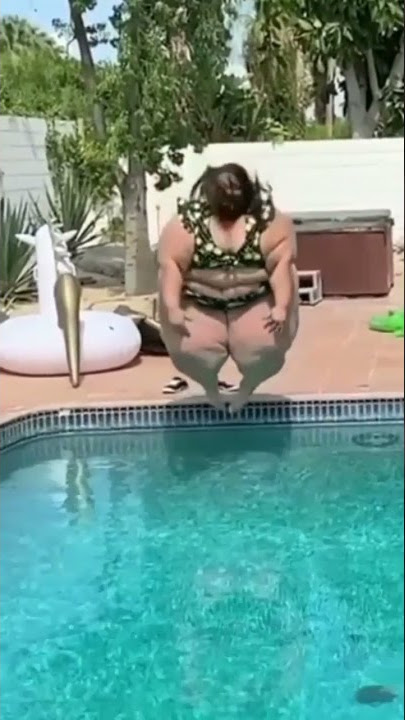 video lucu cewek gendut lompat kolam renang 😂😂😂😂 #shorts