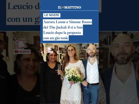 Video Aurora Leone e Simone Ruzzo dei The Jackal: il sì a San Leucio dopo la proposta con un gin tonic