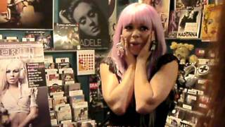 Kerli sing's "Creationist" with Fans