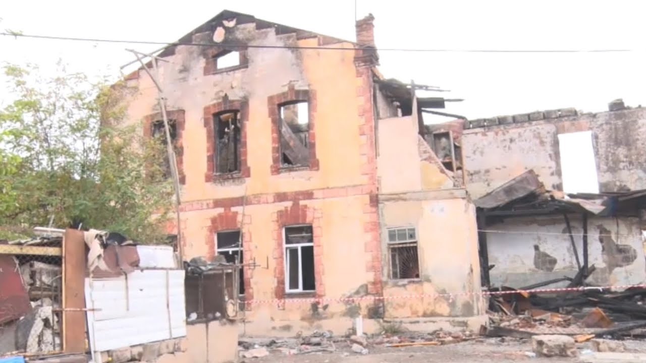 Նագլի վառել են. Նորապատի հրդեհված շենքի բնակիչները շարունակում են ապրել վրաններում