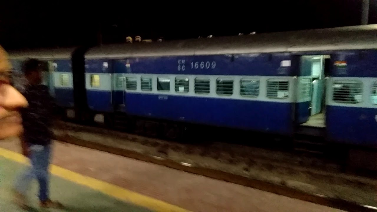 Express train passing from thane station!! 