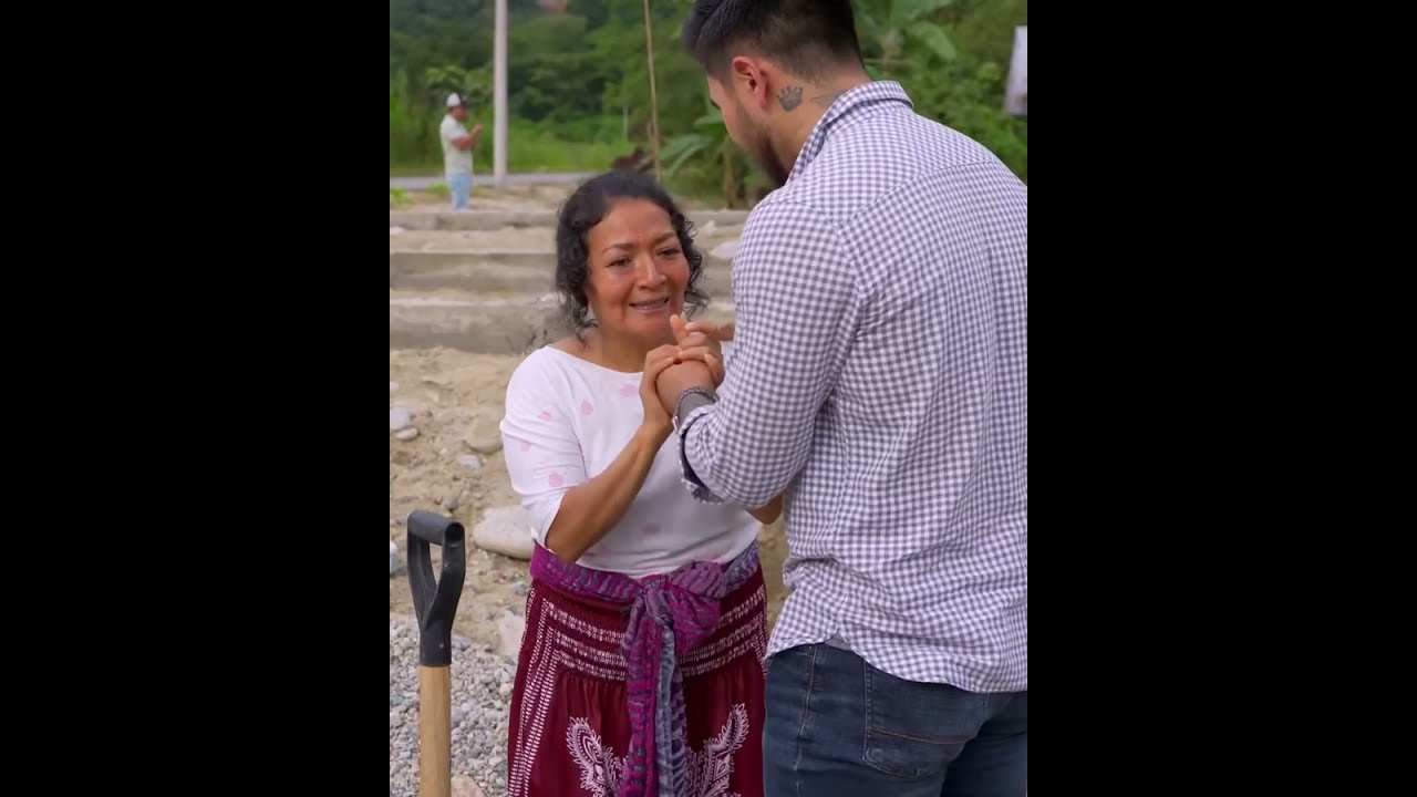 Regresa del extranjero y nota a su madre trabajando en la concretera y mira porque