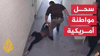 شاهد| اعتداء شرطي على فتاة سمراء داخل أحد أقسام الشرطة الأمريكية